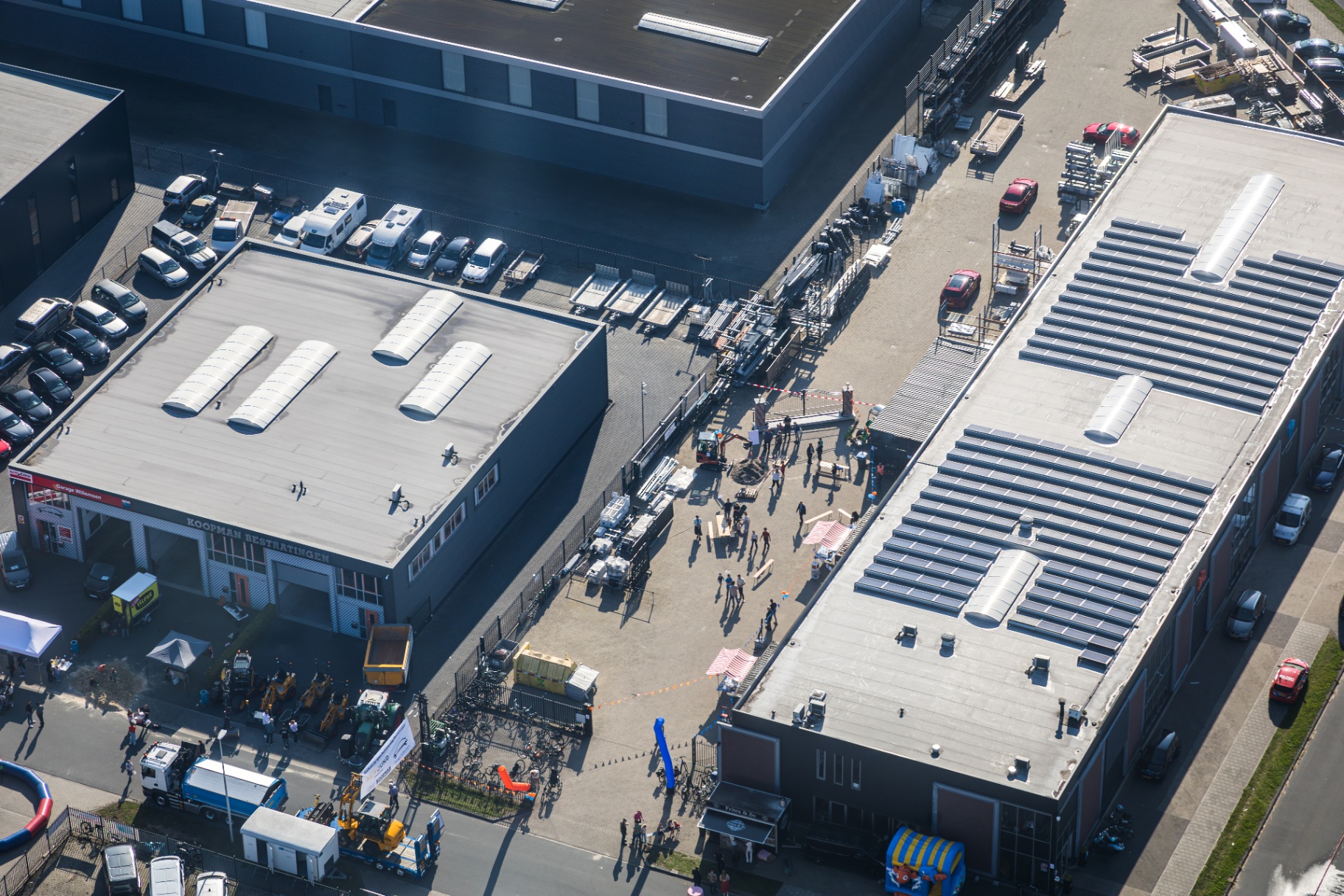 Luchtfoto van de open dag op het terrein