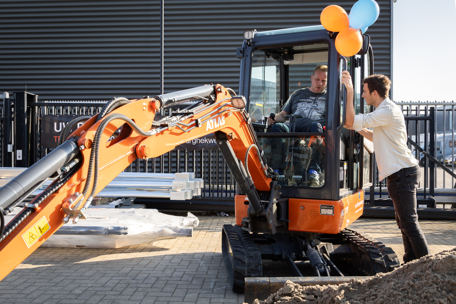 Bezoeker in de graafmachine tijdens de open dag