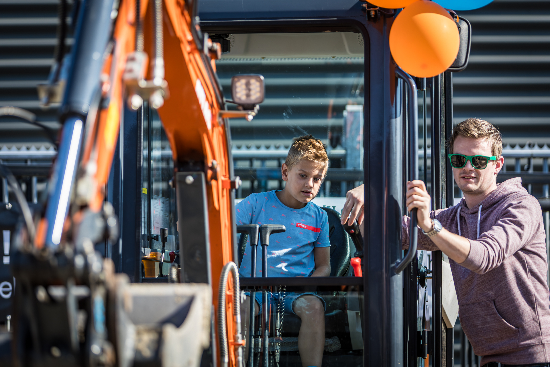 Kind in de graafmachine tijdens de open dag